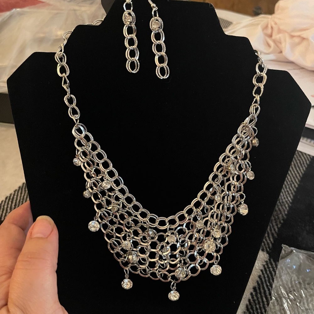 Love this gorgeous dainty necklace with matching earrings